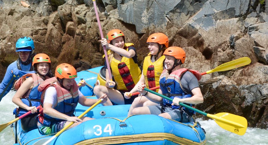 Raften met leeftijdsgenoten